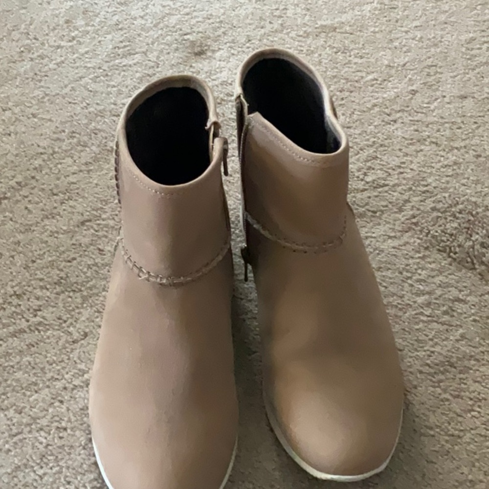 Camel booties size 8. Leather and lined.